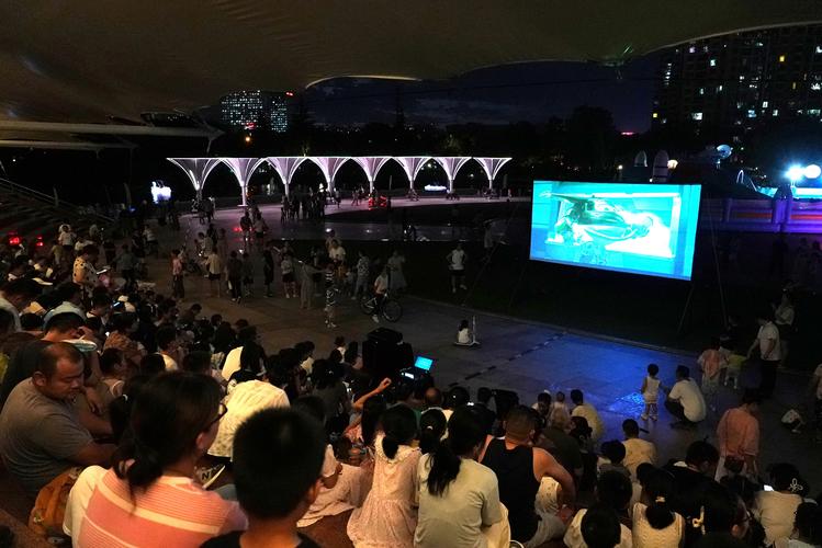 大胸女秘书电影的相关介绍