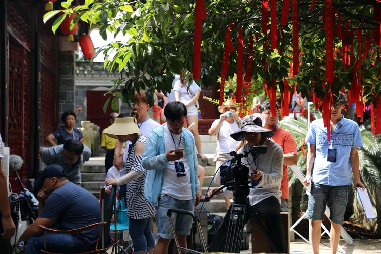 一边亲一边摸摸的相关介绍