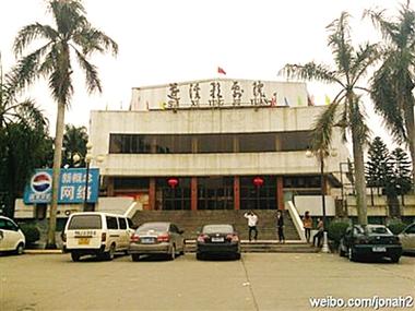 爆操美女教师的相关介绍