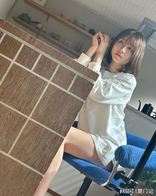 巨乳美女秘书的相关介绍