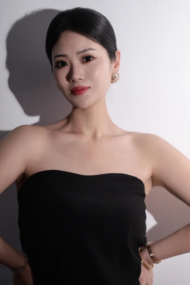 操哭美女的相关介绍